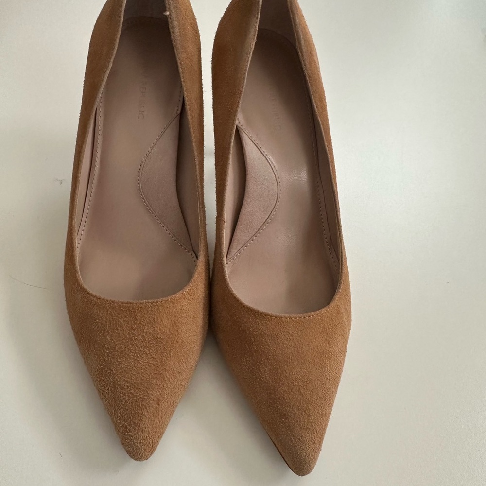 Elegant Banana Republic Tan Suede Women's Pumps